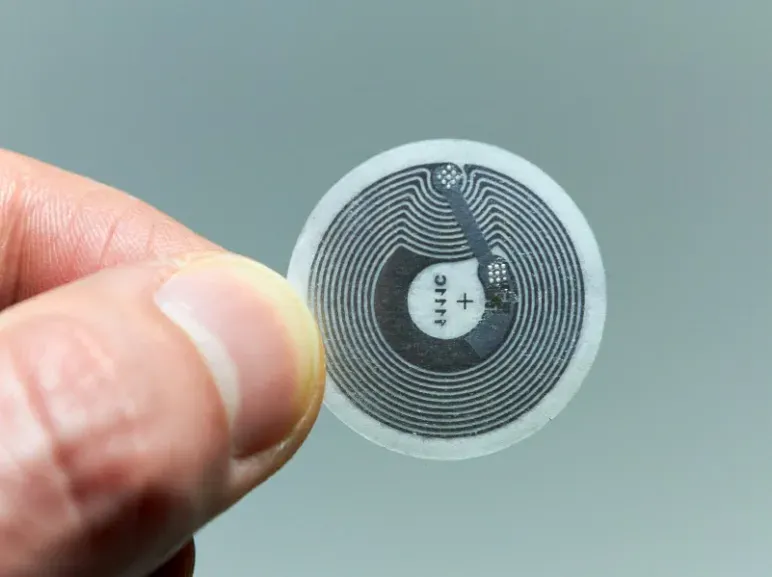 ວິທີການສະຕິກເກີ UES NFC?
