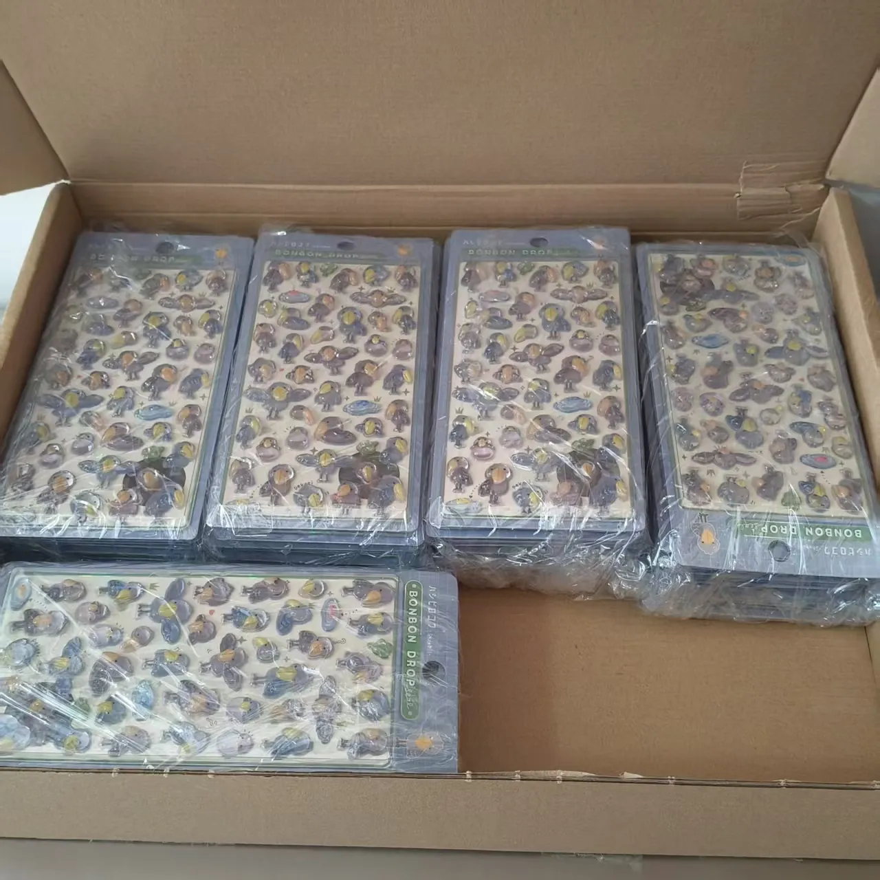 ລູກຂອງທ່ານ embossed ສະຕິກເກີແມ່ນກ່ຽວກັບການຖືກສົ່ງ!